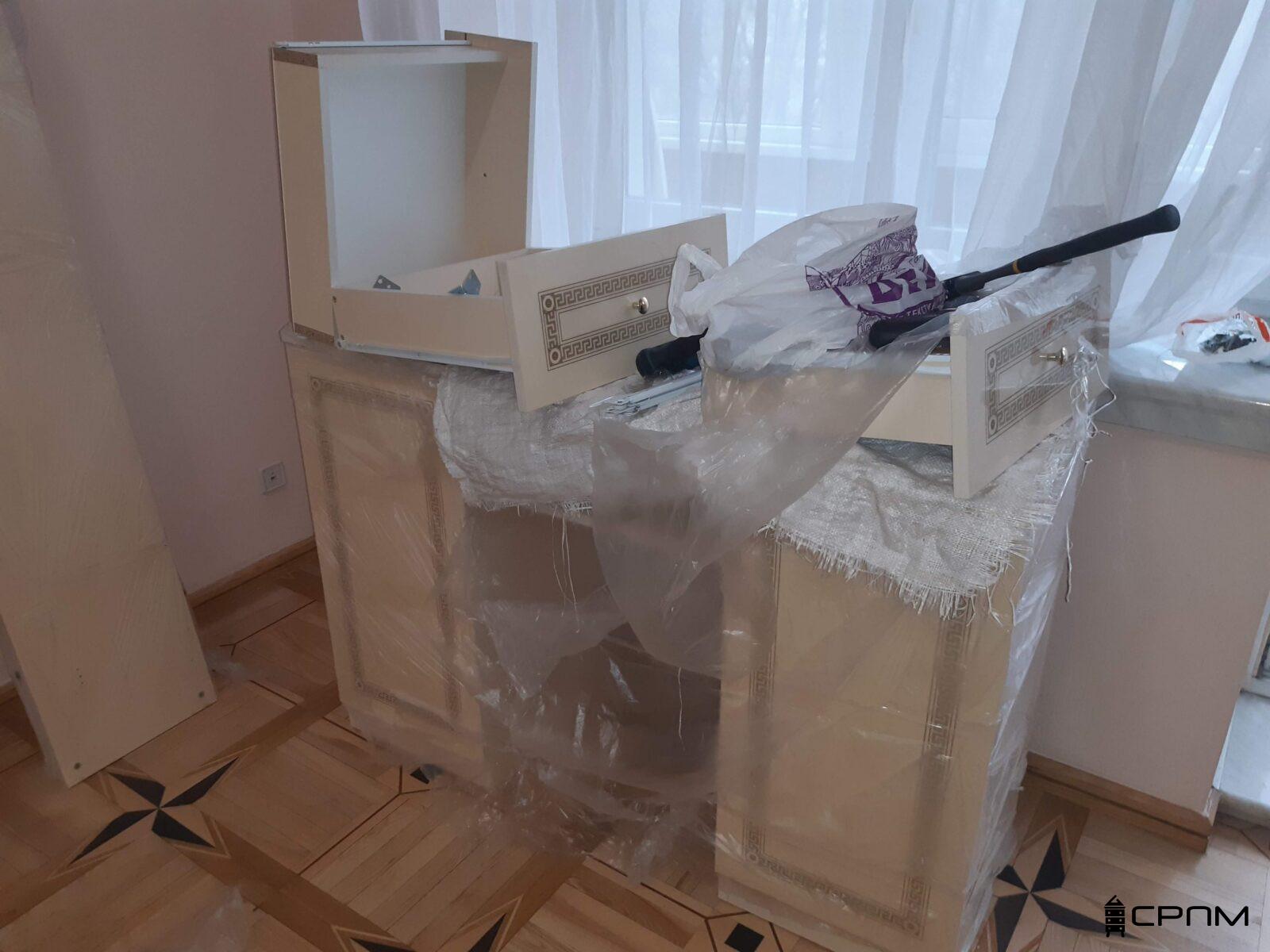 Збирання та захисне пакування класичного комода у провулку Виноградному