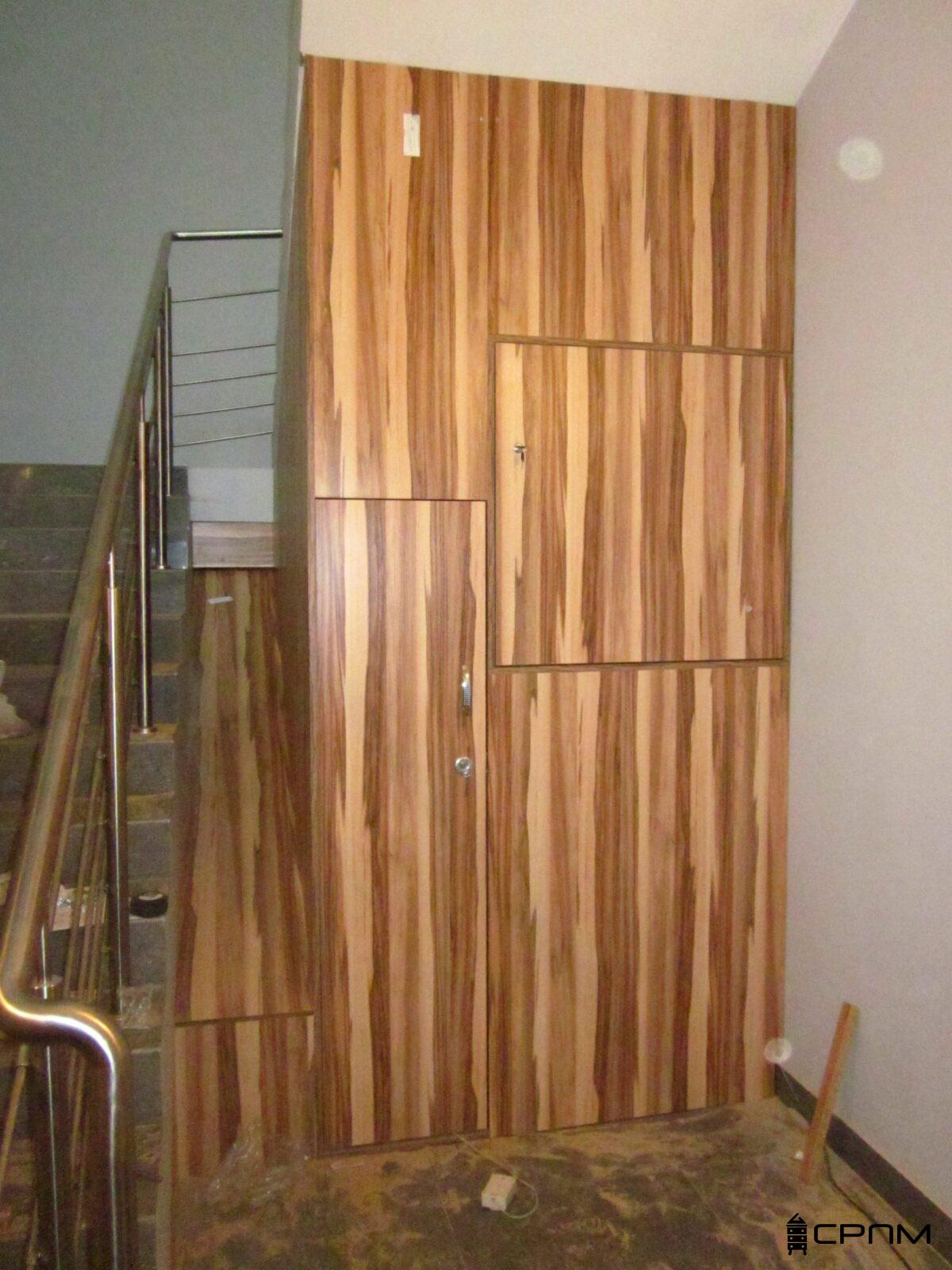 Виготовлення та монтаж вбудованої системи шаф із деревними фасадами для ювелірної майстерні компанія СРПМ Київ