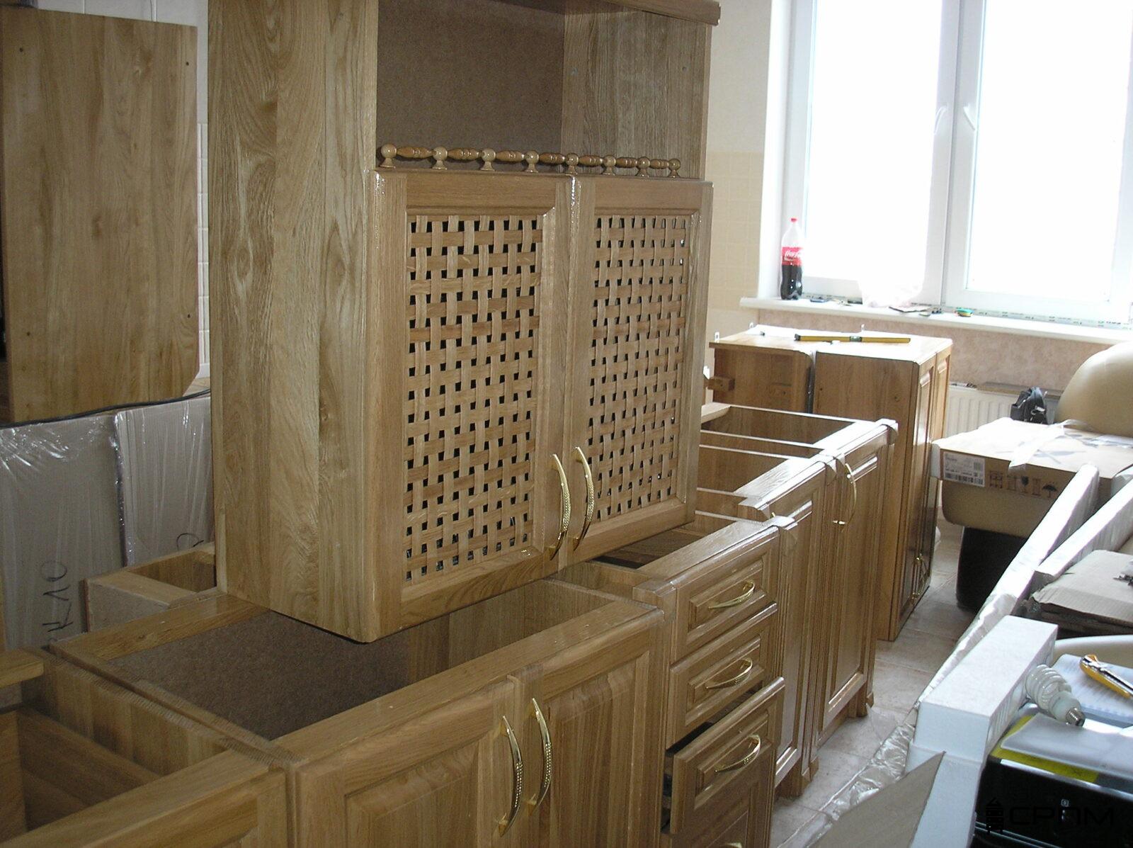 Збирання та пакування кухонних меблів з масиву дуба перед переїздом