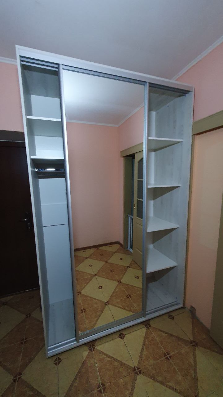 Складання шафи купе з двома дзеркальними фасадами