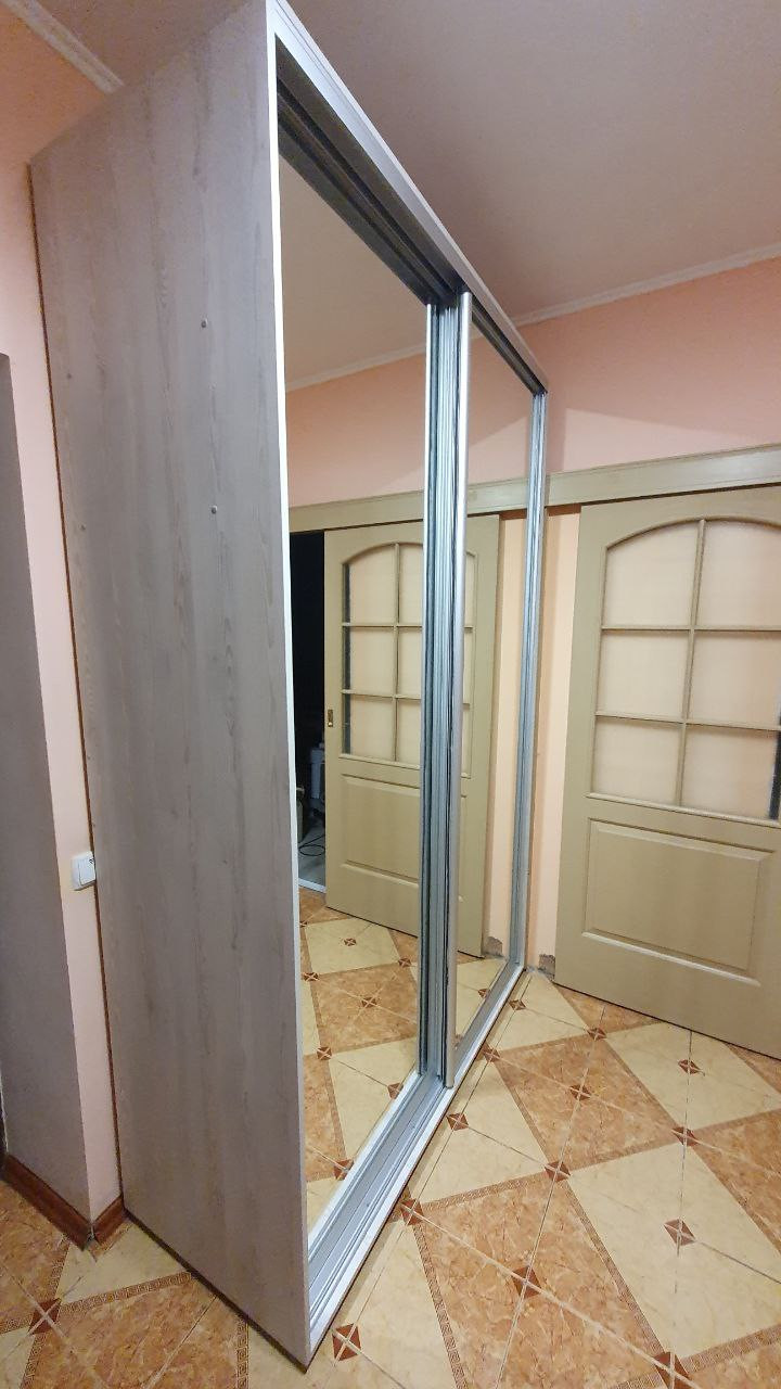 Складання шафи купе з двома дзеркальними фасадами