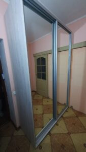 Складання шафи купе з двома дзеркальними фасадами