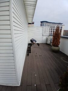 Демонтаж дощок та балок для подальшої гідроезоляції.