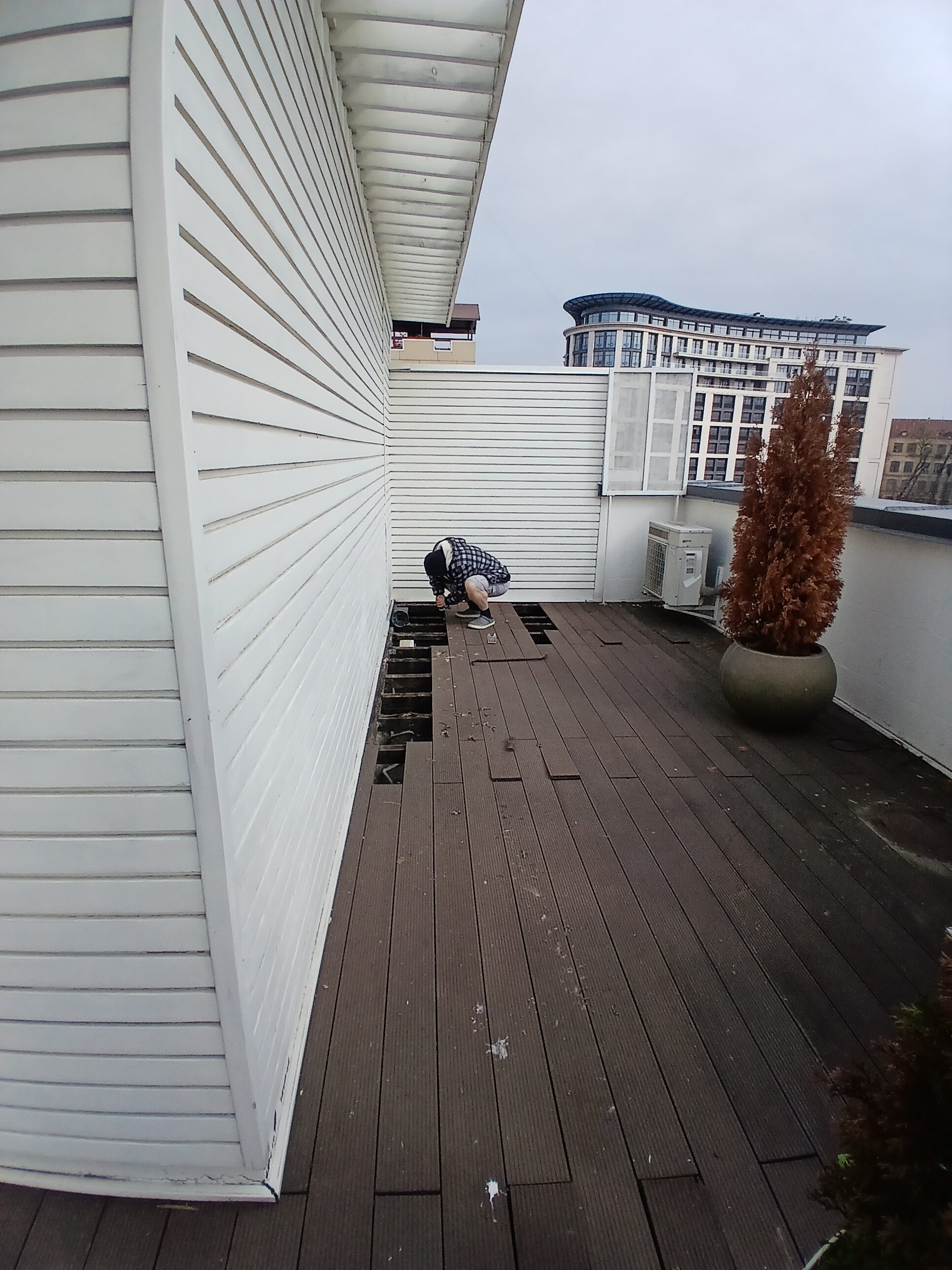 Демонтаж дощок та балок для подальшої гідроезоляції.