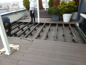 Демонтаж дощок та балок для подальшої гідроезоляції.