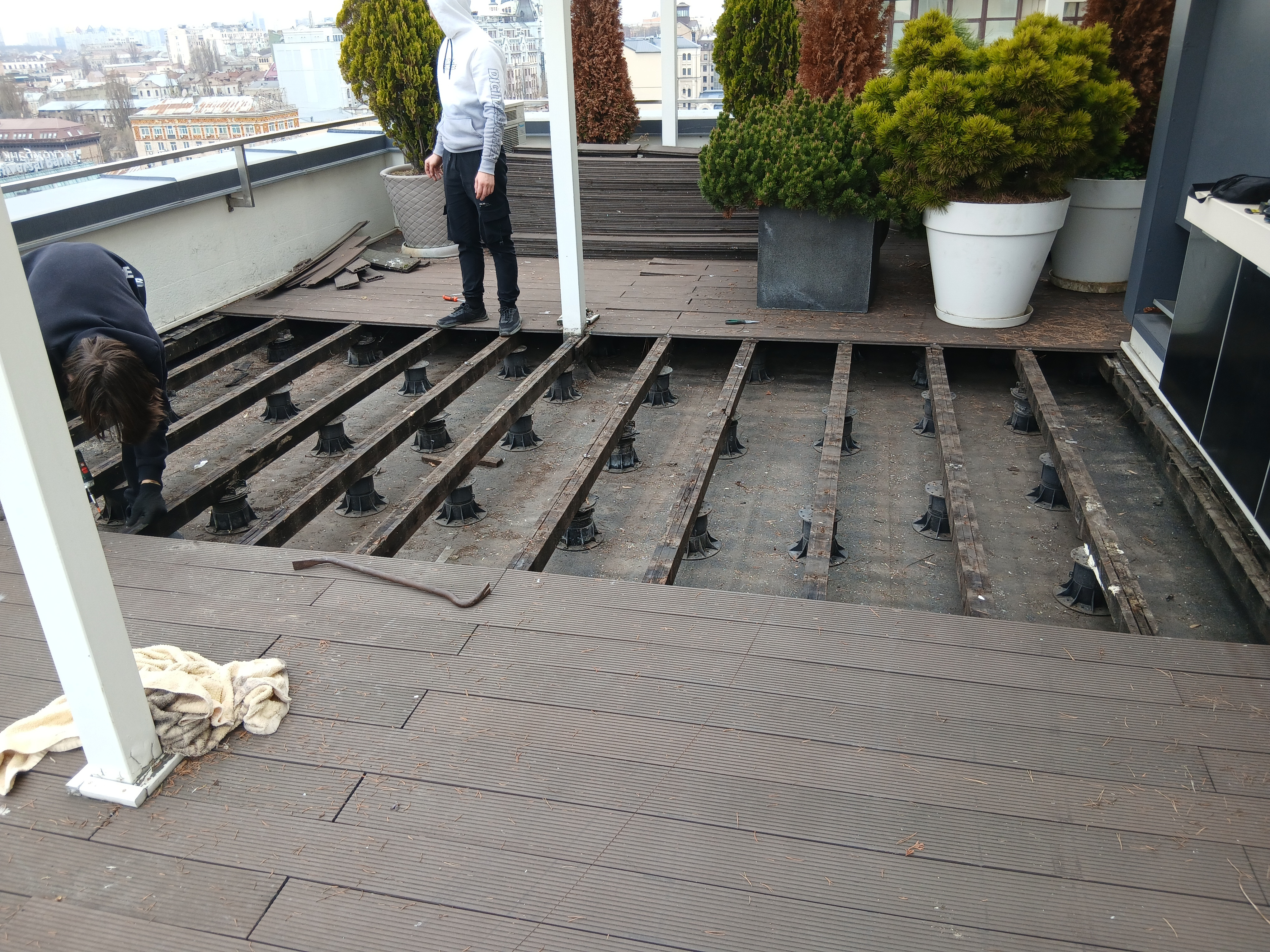 Демонтаж дощок та балок для подальшої гідроезоляції.