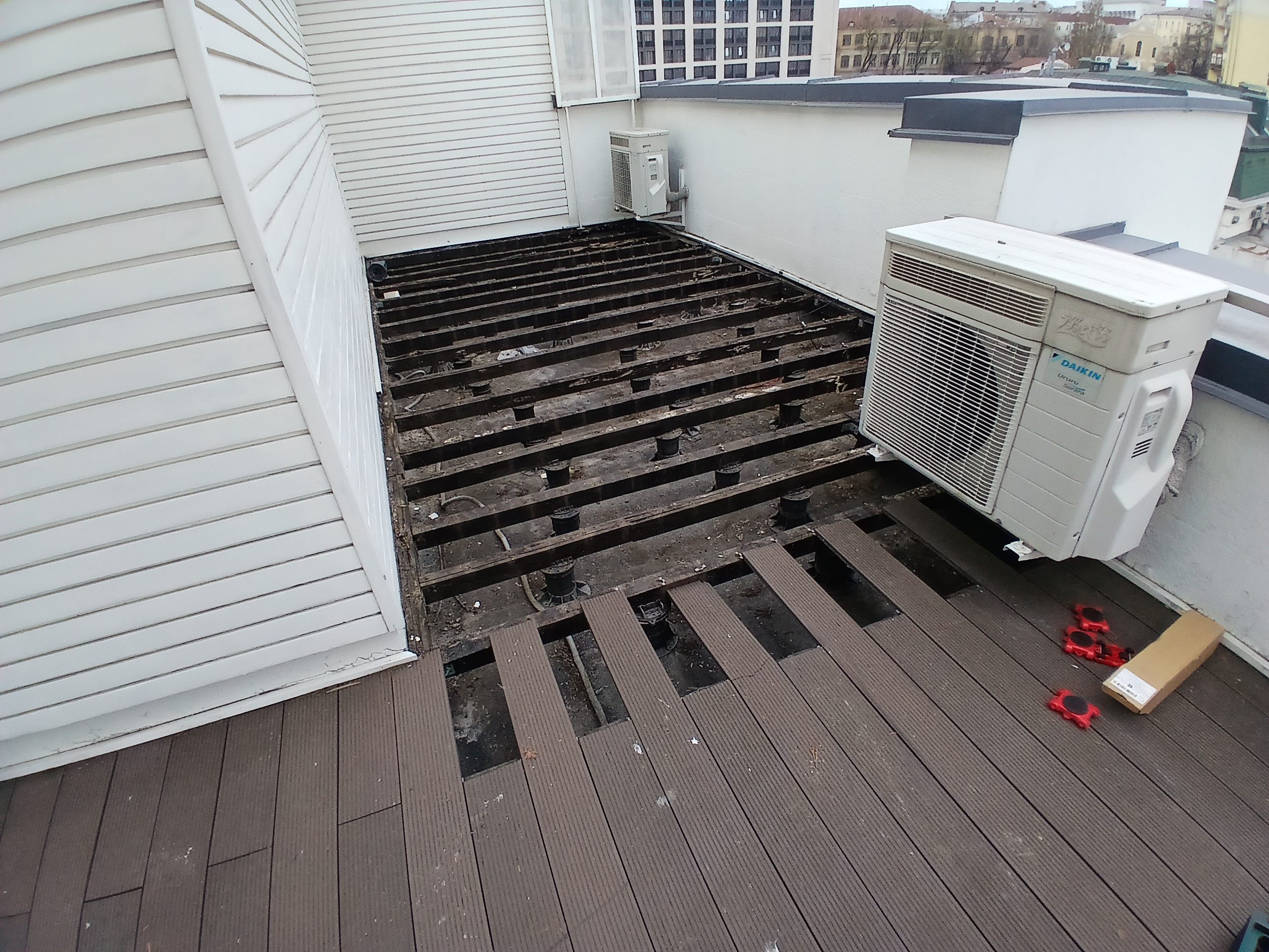 Демонтаж дощок та балок для подальшої гідроезоляції.