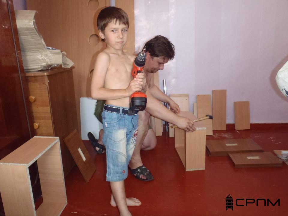 Спадкоємність майстерності: Микита Крохмалюк у 7 років (2013) Олексій Крохмалюк з сином Микитою збірка ліжка-горища сімейна династія