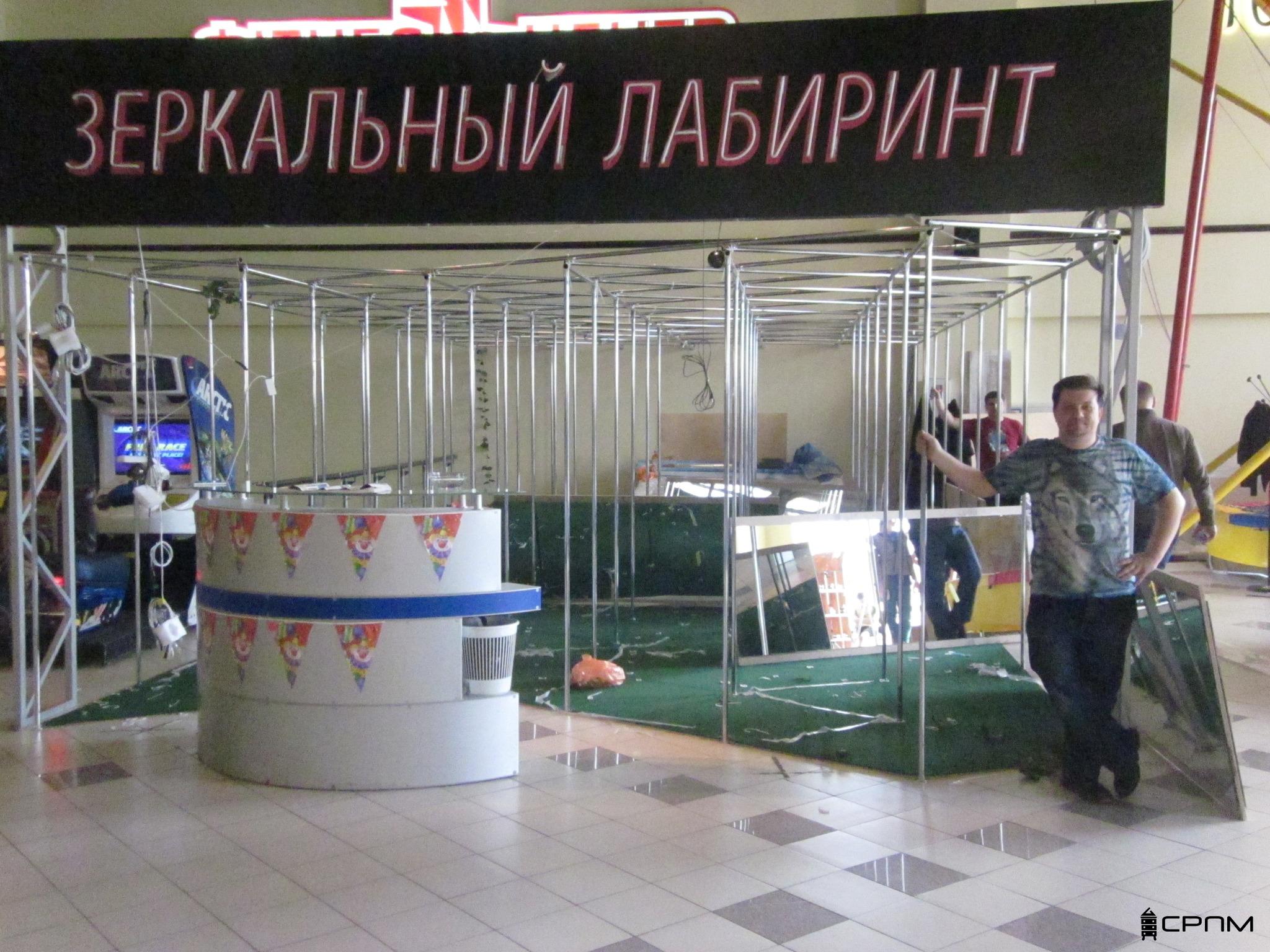 Олексій Крохмалюк розбирання торгового обладнання та пакування дзеркал Київ