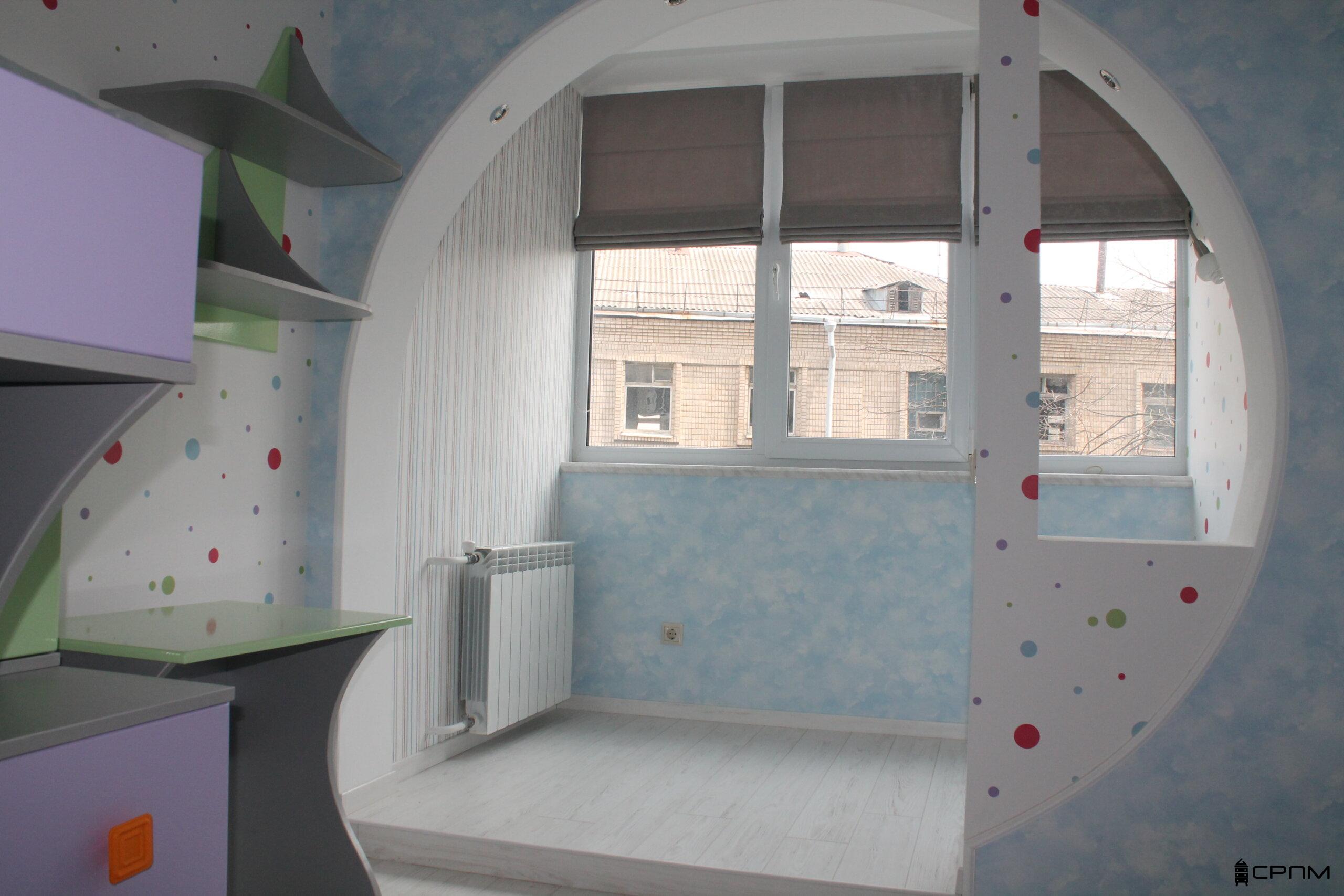 Монтаж коричневих римських штор на металопластикове вікно балкона в дитячій кімнаті