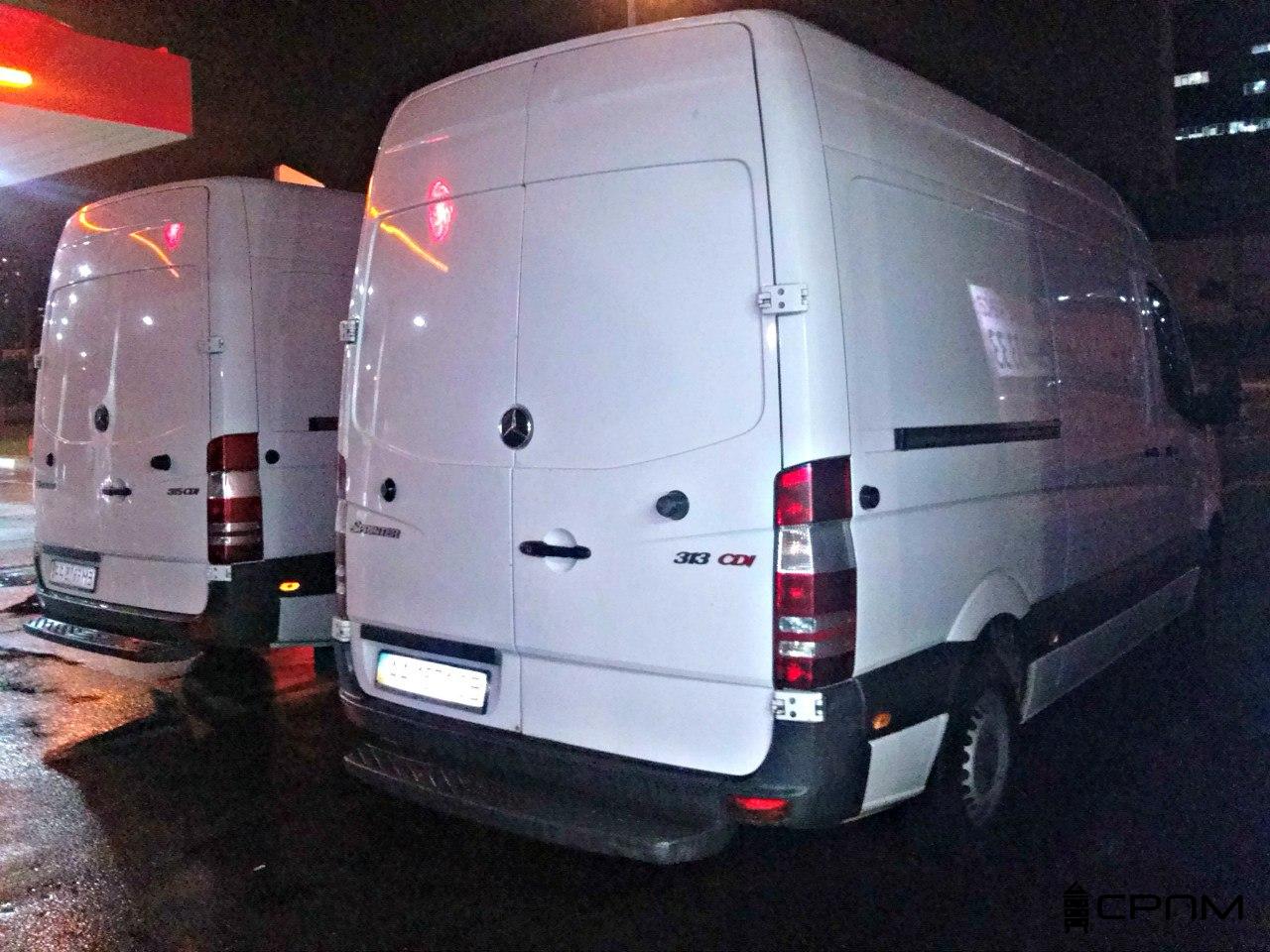 Два вантажні мікроавтобуси Mercedes Sprinter компанії СРПМ на нічному виїзді