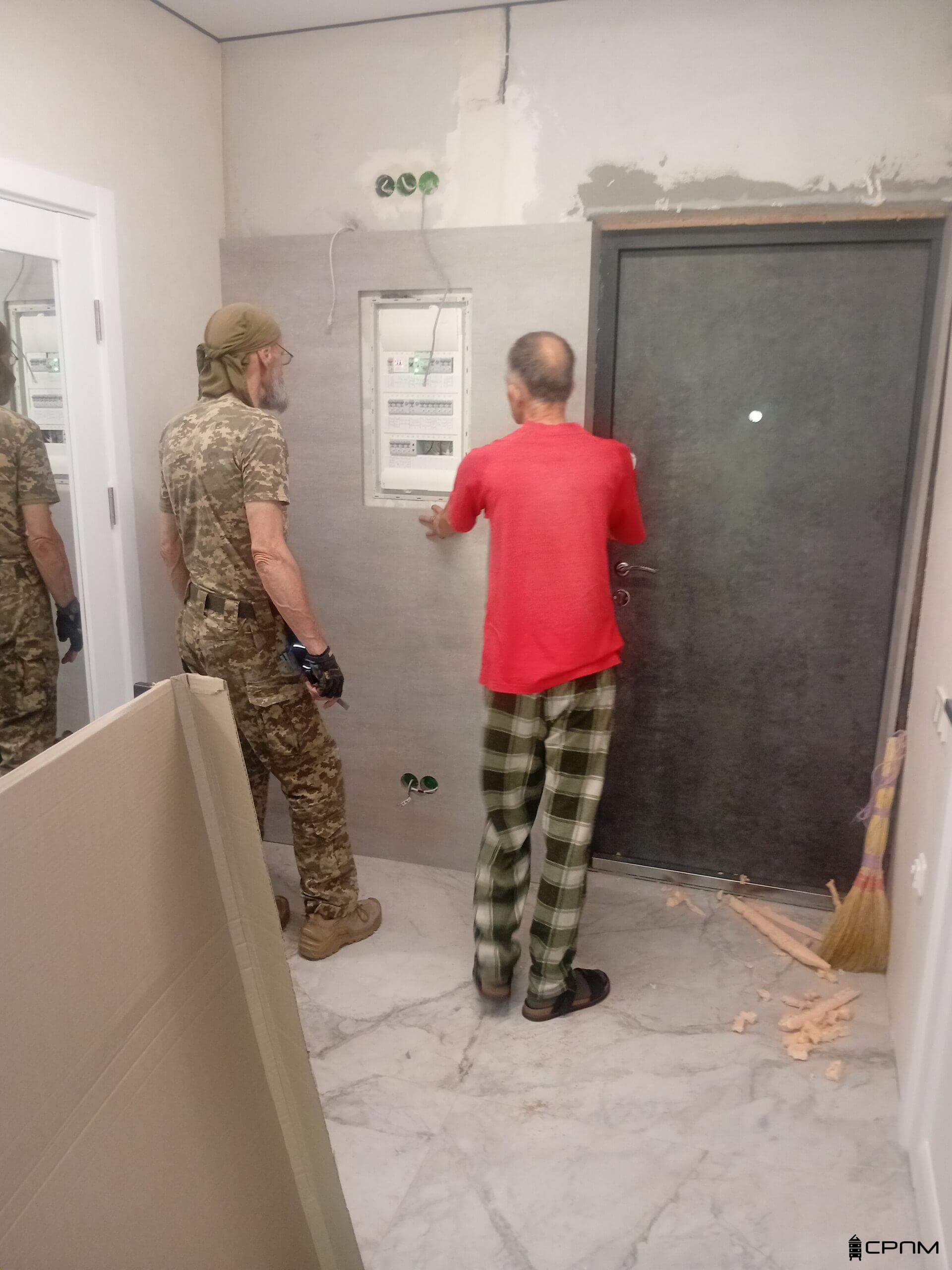 процес пересування та монтажу шафи в передпокої київ српм